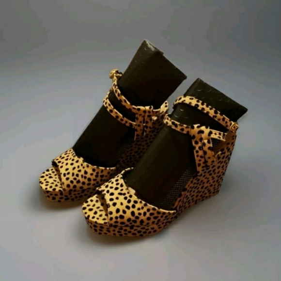 Qupid  Leopard Print Wedge Heel Open Toe Shoes Size 7 New With Tag - Picture 2 of 5